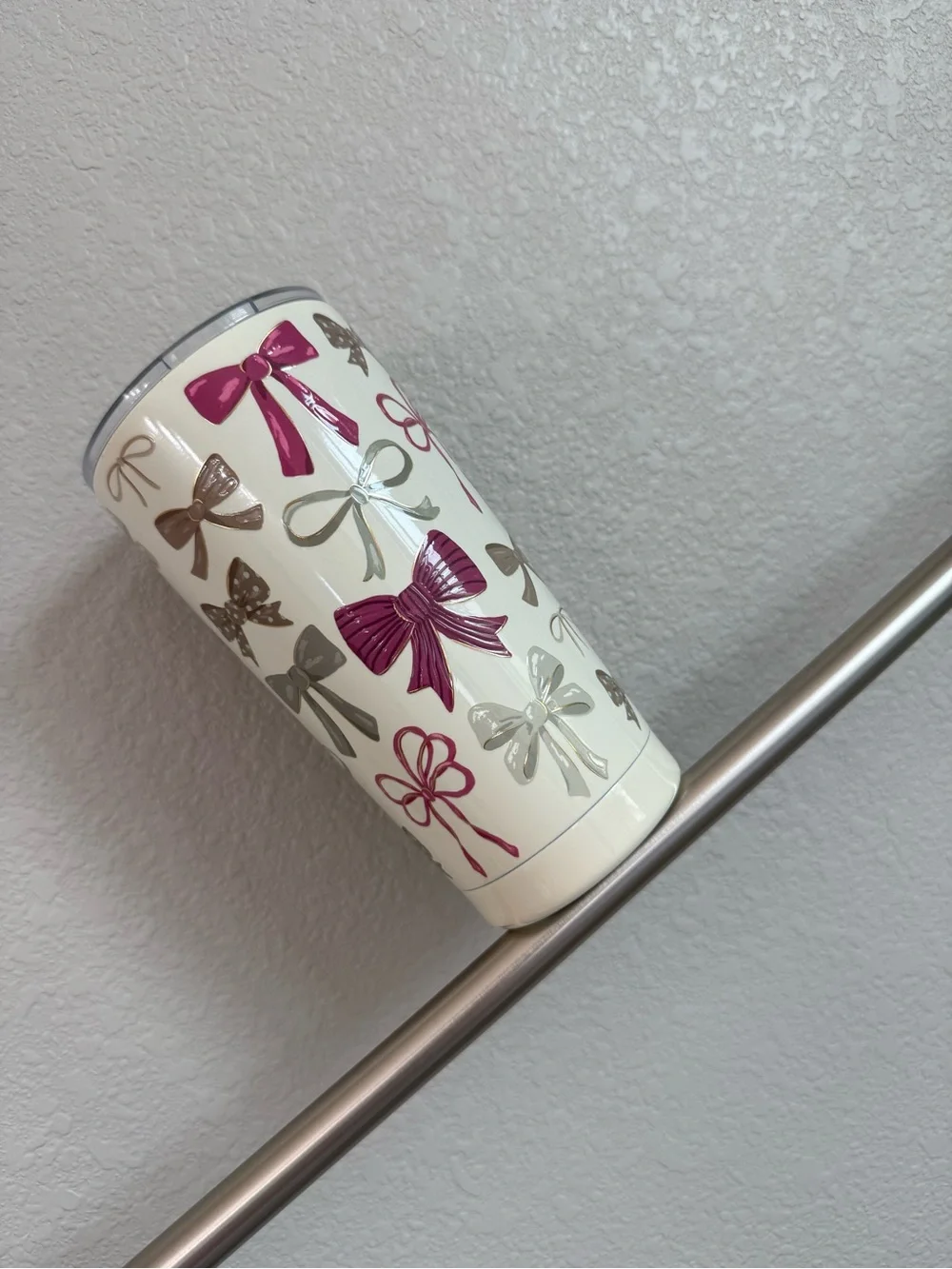 BEAUTIFUL Cream Insulated Tumbler with Pink & Taupe Bow Motif 🎀NWT🎀 ‘